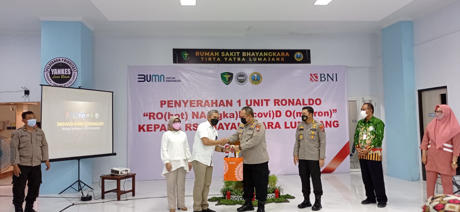 Rs Bhayangkara Lumajang Terima Bantuan Robot Penangkal Omicron dari BNI