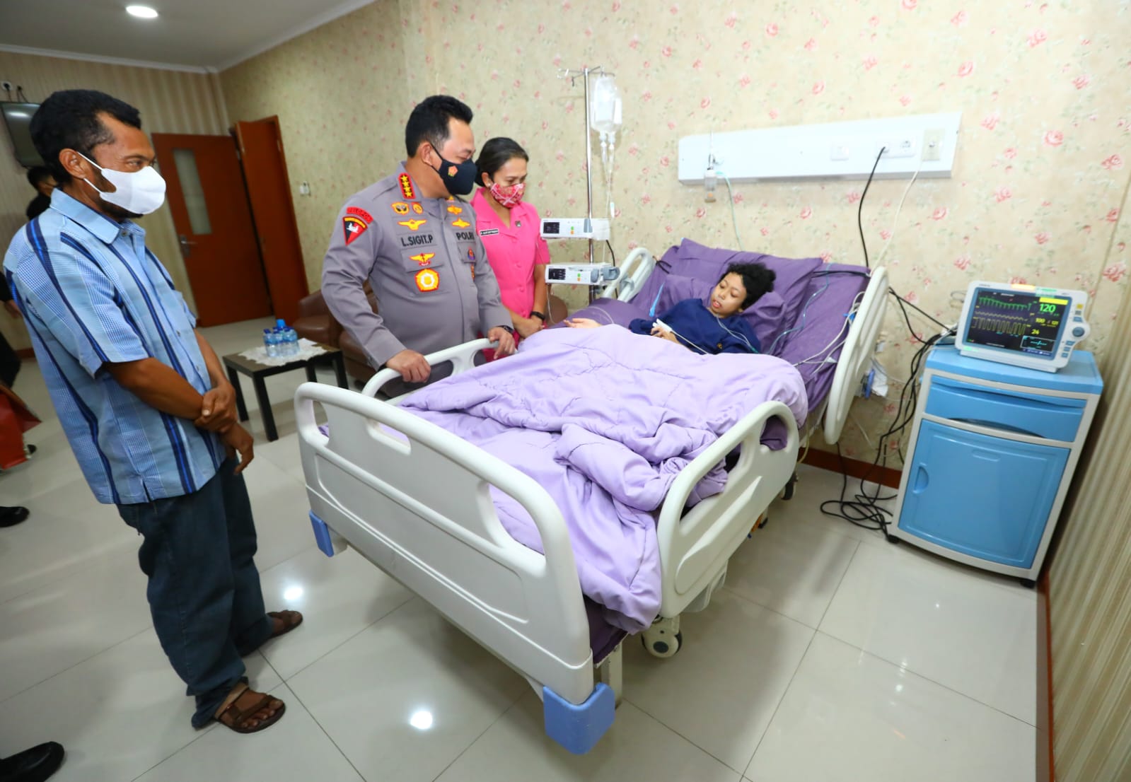 Kapolri Jenguk Sinta Aulia Anak yang Sakit Tumor Kaki