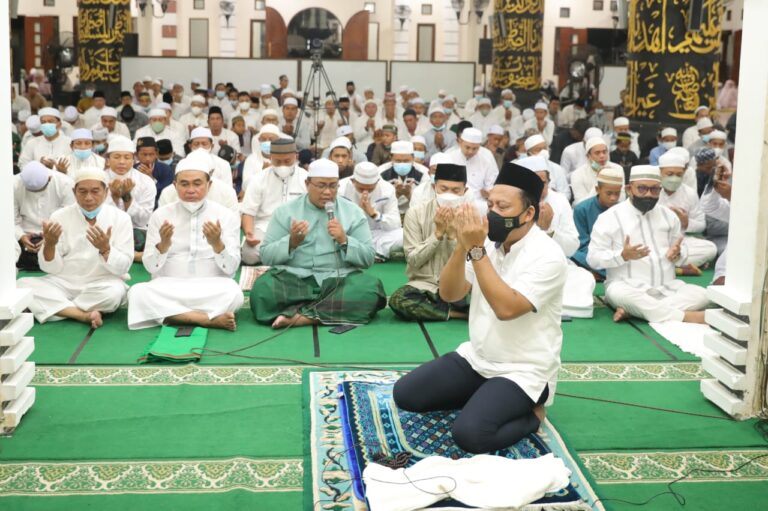 Silaturahmi ke Tanbu, Kajati Kalsel Jadi Imam di Mesjid Darul Azhar