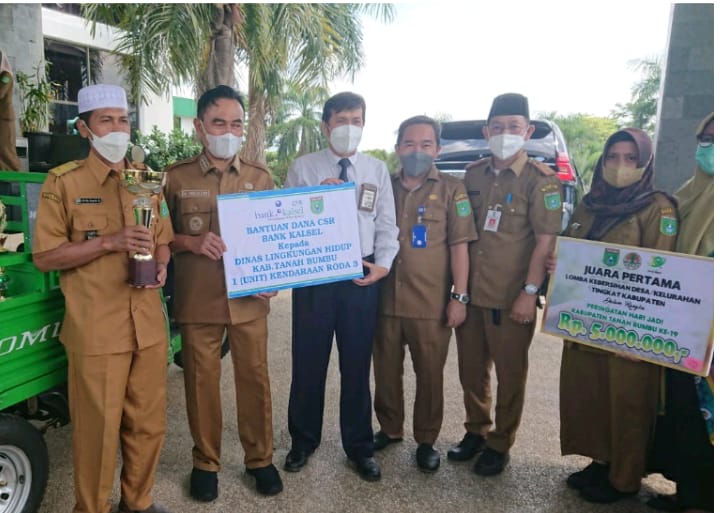 Bupati Tanbu Serahkan Piala dan Hadiah Lomba Kebersihan Desa/Kelurahan