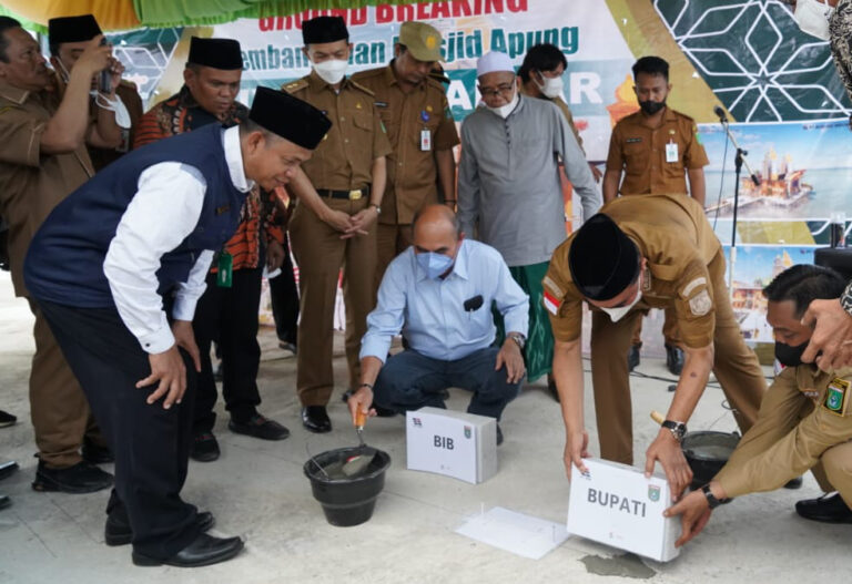 Bupati Tanbu Resmikan Ground Beraking Tahap Pertama dan Penetapan Arah Kiblat Mesjid Apung Ziyadatul Abrar