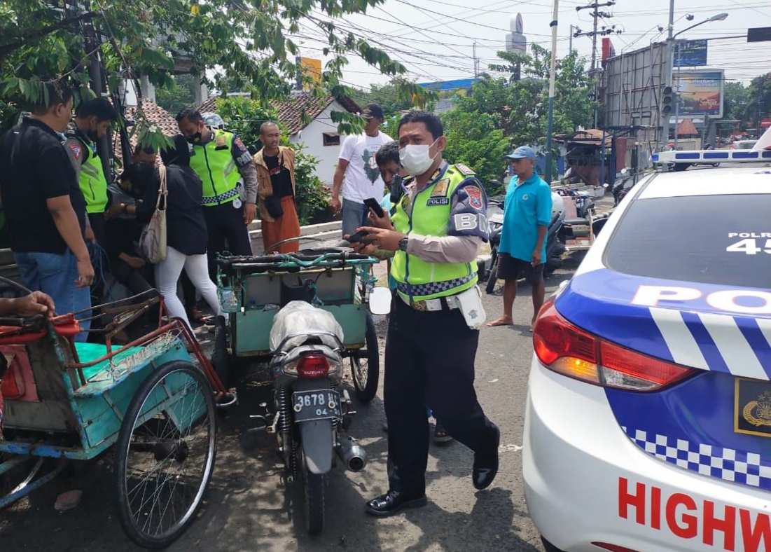 Bersama Tukang Becak Anggota Polres Kediri Kota Gagalkan Percobaan Bunuh Diri