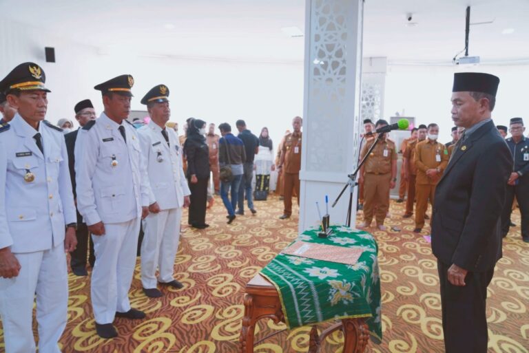 Sekda Ambo Sakka Lantik Pejabat Administrator dan Pengawas Dilingkup Pemkab Tanbu