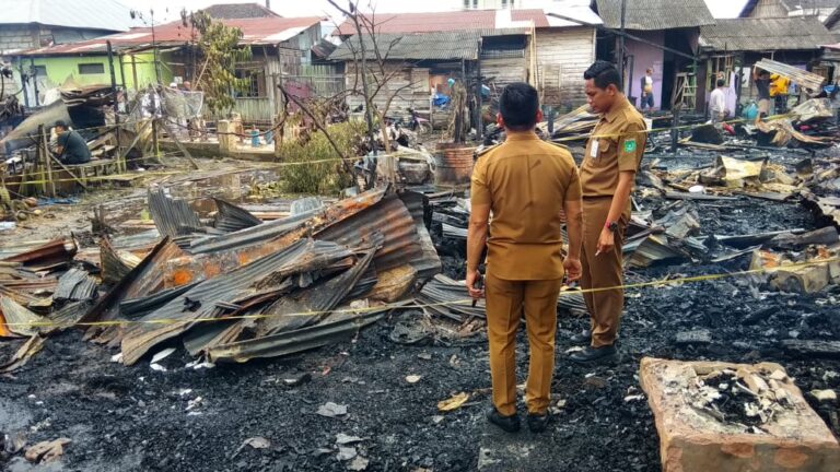 BPBD Tanbu Bantu Evakuasi Barang Milik Warga Musibah Kebakaran di Desa Pasar Baru