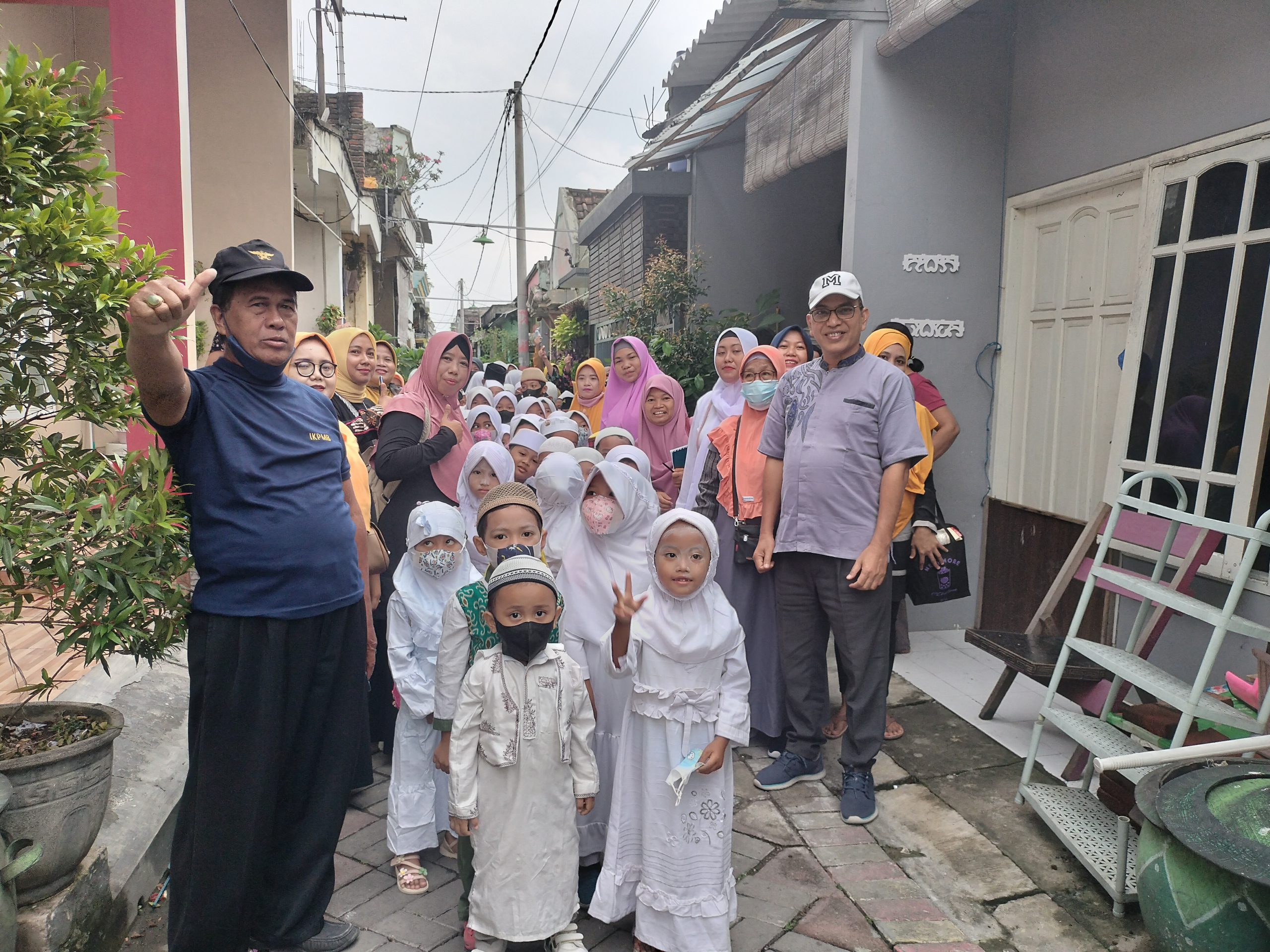 Bang Machmud Berangkatkan, Santri TPQ Al Ghufron. Naik Bus TAYO Keliling Surabaya