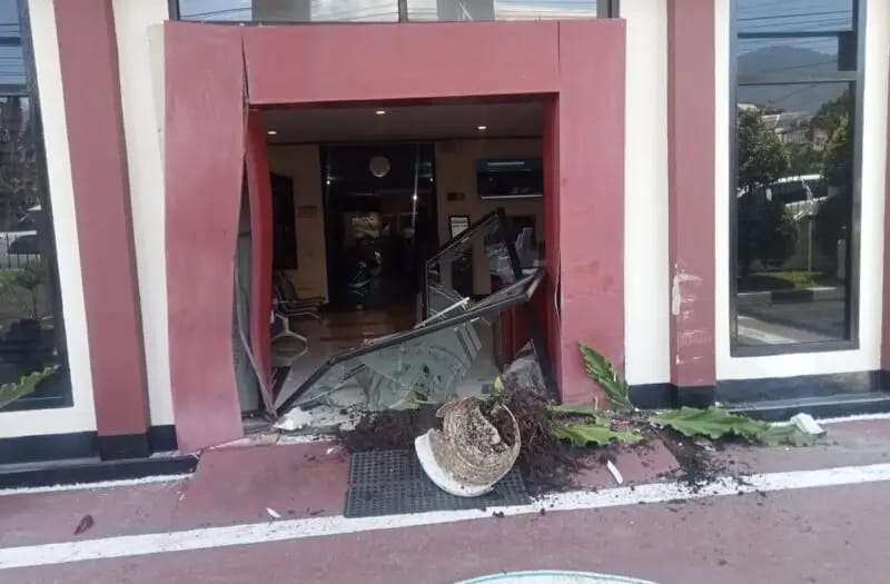 Pengamat Hukum Edi Hardum : Marsel Ahang Tabrak Pintu Kantor PN Ruteng, Harus Diproses Hukum