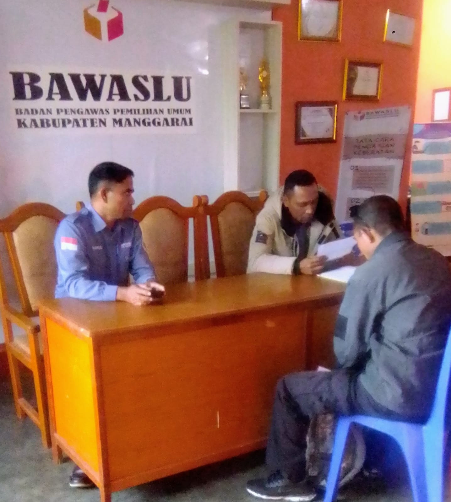 Diduga Terlibat Kampanye Hery – Fabi, Oknum Anggota BPD Desa Bulan Dilaporkan ke Bawaslu Manggarai