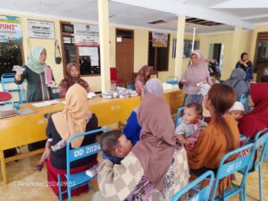FOTO = Pelayanan Posyandu Desa Krosok