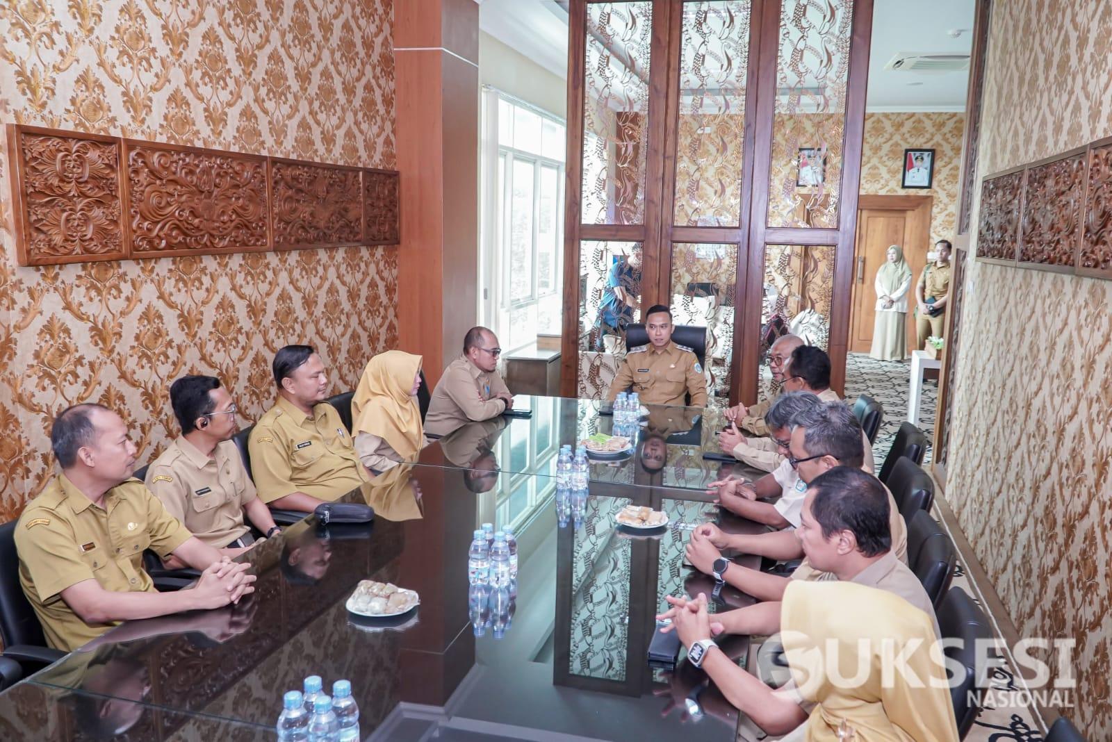 Hari Pertama Kerja, Wabup Dirham Silaturahmi dengan Staf Pemkab Lamongan