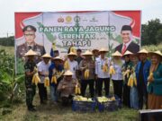 Polres Tanjung Perak Ajak Mahasiswa Panen Jagung di Tambak Wedi Surabaya