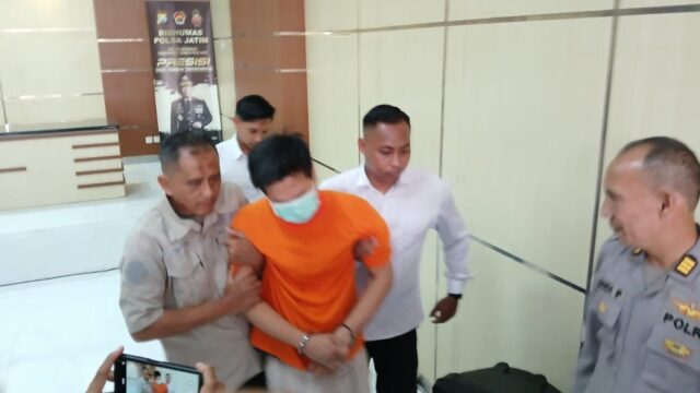 67e117fbb4245-pelaku-dibopong-kembali-ke-ruang-tahanan_jatim