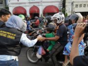Polrestabes Surabaya Bagikan Takjil Pada Abang Becak