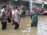 Polri Turun Gunung Bantu Warga Korban Banjir di Bekasi & Depok