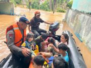Tim SAR Korbrimob Polri Evakuasi Korban Banjir di Jakarta Timur