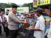 Polres Tanjung Perak Bagi Takjil Sambil Sosialisasi Hotline Mudik Polri 110