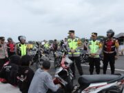 Kapolres Lamongan Bersama PJU Bagikan 300 Paket Takjil kepada Masyarakat di Alun – Alun