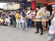 Polsek Asemrowo Bagikan Takjil Ramadan