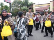 Kapolres Lamongan Bersama Jajaran Bagikan Takjil Ramadan Pada Pengguna Jalan