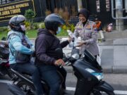 Ditlantas Polda Jatim Bagi Takjil, Ajak Masyarakat Tertib Berlalu Lintas