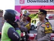 Indahnya Berbagi di Bulan Suci Ramadhan, Polres Gresik Bagi Takjil kepada Pengendara