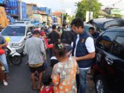 Satreskrim Polres Tanjung Perak Berbagi Takjil Kepada Warga & Pengguna Jalan