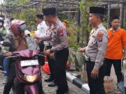 Samsat Surabaya Timur Bagikan Ratusan Paket Takjil Kepada Warga & Pengguna Jalan
