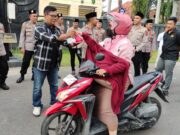 Kapolres Lamongan Bareng Wartawan Berbagi Takjil Kepada Masyarakat & Pengguna Jalan