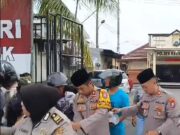 Polsek Krembangan Bagikan 100 Paket Takjil Kapada Masyarakat