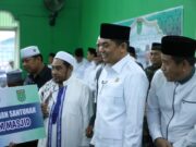 Safari Ramadhan di Mantewe, Bupati Tanbu Berikan Bantuan kepada Anak Tahfidz Al-Qur’an & Marbot Masjid