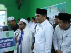 Safari Ramadhan di Mantewe, Bupati Tanbu Berikan Bantuan kepada Anak Tahfidz Al-Qur’an & Marbot Masjid