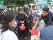 Polres Tanjung Perak Berbagi Takjil di Kawasan GSN Surabaya