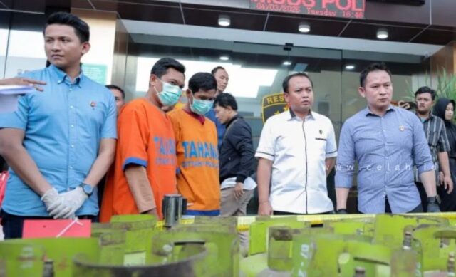 foto-konferensi-pers-kasus-lpg-oplosan-di-jombang-yang-dibongkar-polisi-1200x729