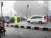 Anggota Pos Pam Kertosono Tetap Siaga Hadapi Arus Balik di Tengah Hujan