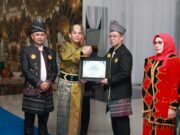 Hari Jadi ke – 22, Bupati Tanbu Serahkan Penghargaan AKIP – 2024 Kepada SKPD Berprestasi