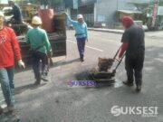 Berikan Kenyamanan Pengguna Jalan, Dinas PUPR Tulungagung Lakukan Penambalan Jalan di Wilayah Kota