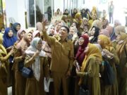 Momen Haru Saat Bu Guru Sawiah Bersama Bupati Tanbu Andi Rudi Latif