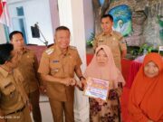 Sambang Deso Mbangun Deso, Bupati Gatut Sunu Serahkan BLT DD Secara Simbolis di Desa Joho