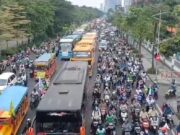 Puluhan Ribu Buruh Serbu Kantor Gubernur Jatim, Bawa 17 Tuntutan