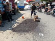 Berikan Kenyamanan Pengguna Jalan, Dinas PUPR Tulungagung Lakukan Penambalan Jalan di Ruas Jalan Abdul Fatah