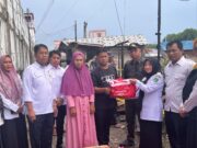 Pemkab Tanbu Salurkan Bansos Pada Korban Kebakaran Simpang Empat