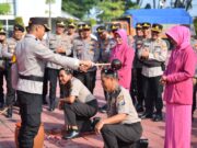 Pengabdian Terbaik, Dua Anggota Polres Gresik Naik Pangkat