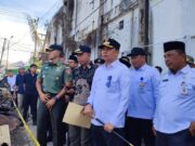 Bupati Tanbu Tinjau Warga Korban Kebakaran Simpang Empat