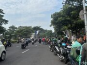 BREAKING NEWS : Ratusan Driver Ojol Mulai Padati Jalan A Yani Surabaya