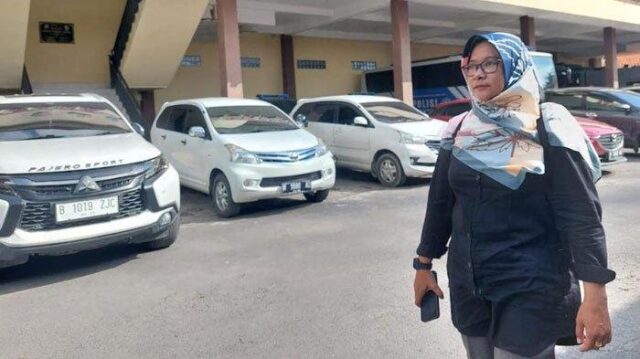 Guru-BK-SMPN-1-Camplong-Dwi-Eni-Purwanti-saat-berjalan-seorang-diri-ke-ruang-penyidik