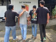Polres Tanjung Perak Tangkap Dua Admin Grup FB Penyuka Sesama Jenis Pelaku Penyuka Sesama Jenis Saat Digiring Aparat Reskrim Polres Tanjung Perak Surabaya (Foto : Humas Polres Tanjung Perak // Suksesi Nasional.com)