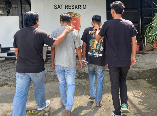 IMG-20250615-WA0045 Pelaku Penyuka Sesama Jenis Saat Digiring Aparat Reskrim Polres Tanjung Perak Surabaya (Foto : Humas Polres Tanjung Perak // Suksesi Nasional.com)