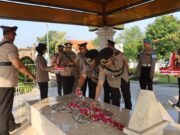 Polres Tanjung Perak Ziarah ke TMP WR Supratman, Jelang HUT Bhayangakara