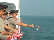 Polda Jatim Tabur Bunga di Laut Jelang Hari Bhayangkara ke -79