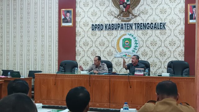 Suasana rapat dengar pendapat di aula gedung DPRD Trenggalek