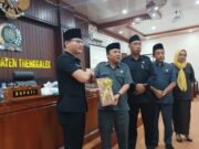 DPRD Trenggalek Bahas RPJMD 2025–2029 dan LPJ 2024, Mas Ipin Tekankan Pemerataan dan Efisiensi Anggaran Penyerahan nota penjelasan nota Ranperda RPJMD 2025-2029 kepada DPRD